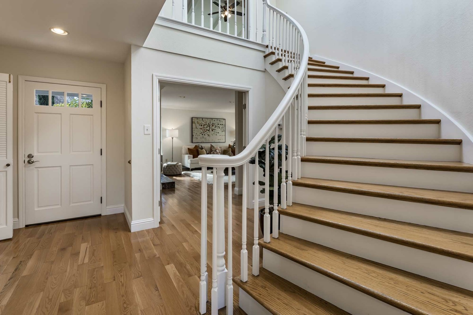 3.Staircase_01_AH | DeLeon Realty